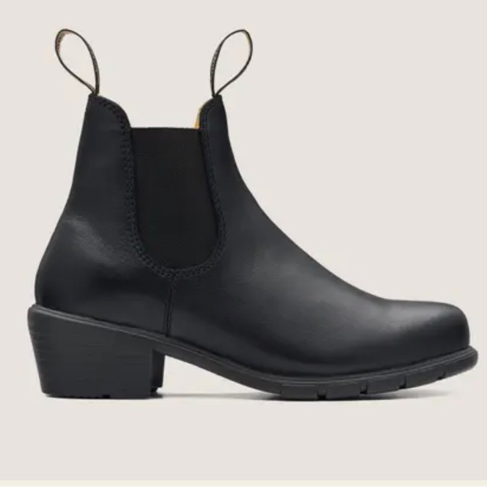 Blundstone barely worn #1671 women’s book with heel.  Size 11 US - BLACK